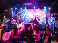 Two Tones Dueling Piano Bar – Never a dull moment